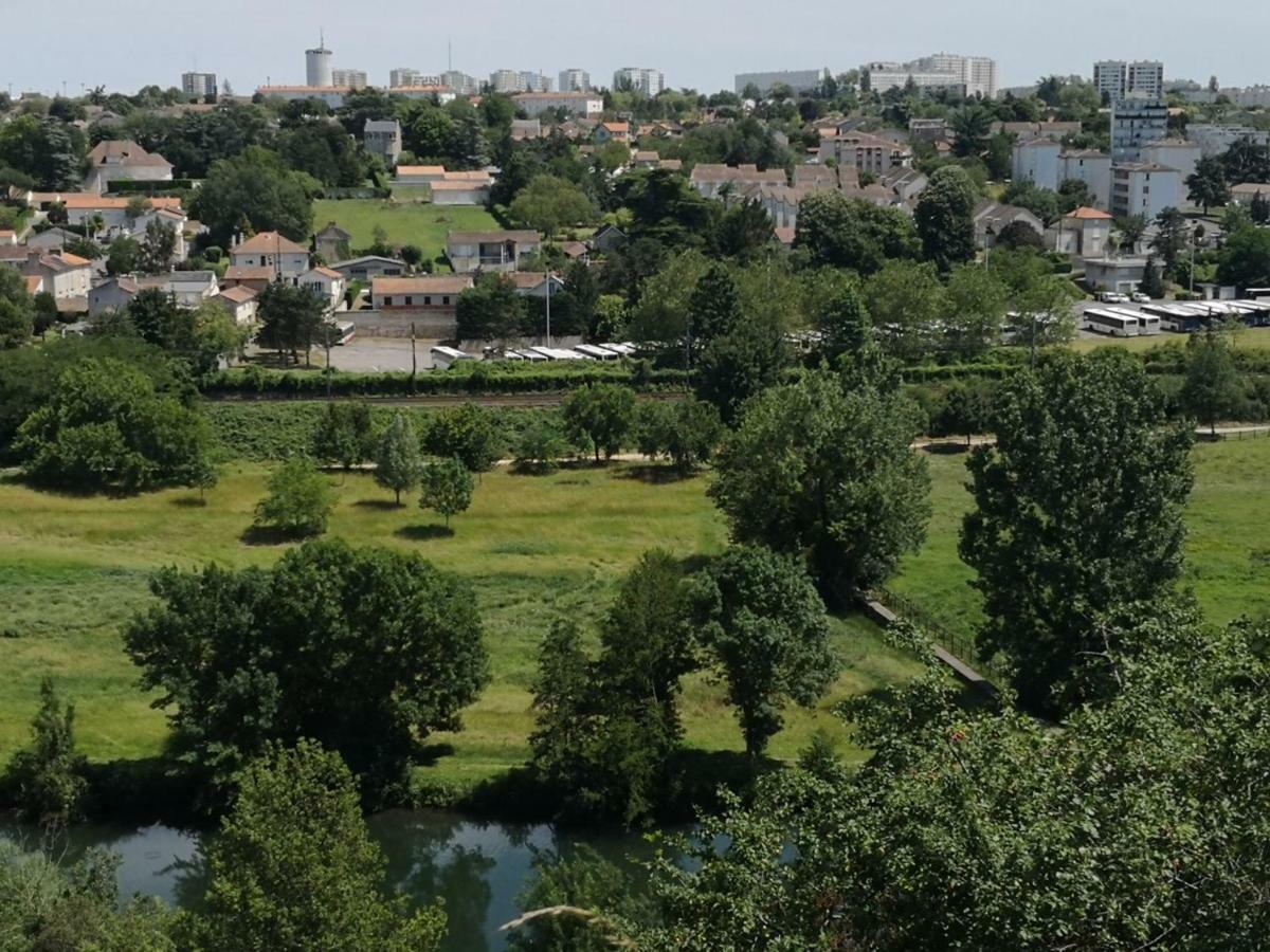 Appartement Meuble Proche Du Futuroscope Poitiers Buitenkant foto